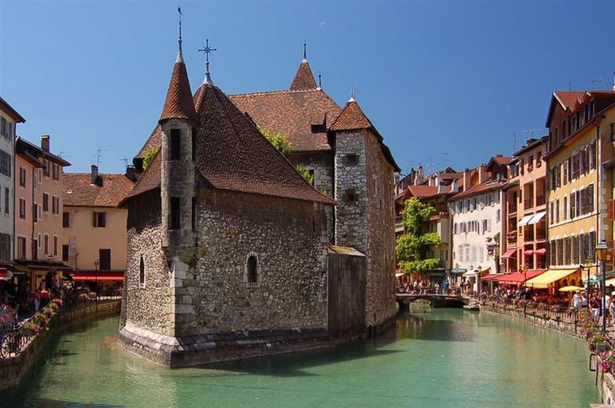https://mdw-travel-data-us-east-1.s3.amazonaws.com/img/country/France/Palais-de-lIsle/img_02.jpg