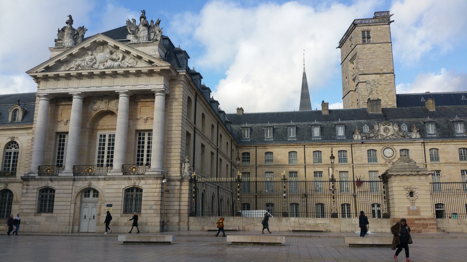 https://mdw-travel-data-us-east-1.s3.amazonaws.com/img/country/France/Palais-des-Ducs-et-des-Etats-de-Bourgogne/img_01.jpg