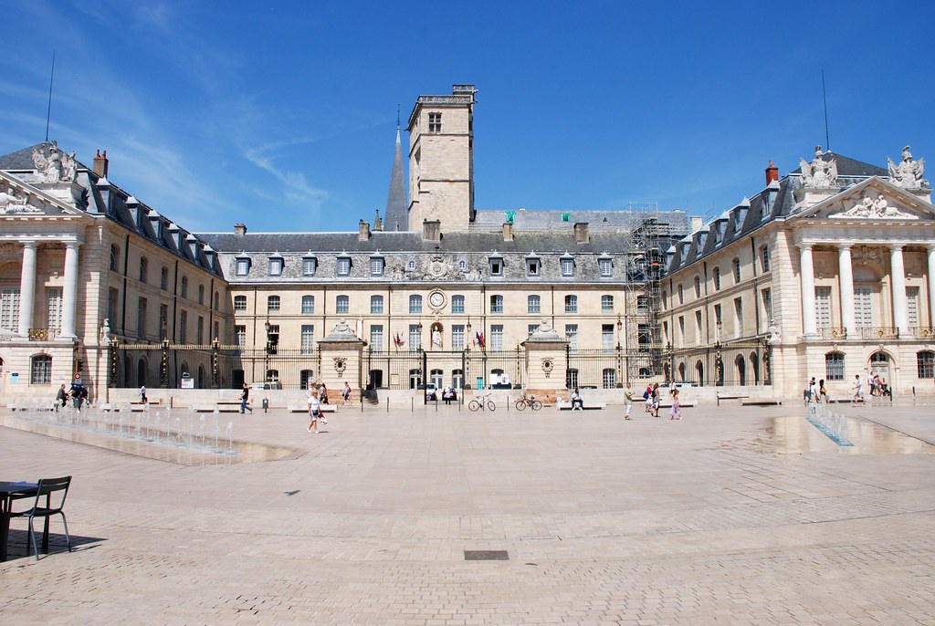 https://mdw-travel-data-us-east-1.s3.amazonaws.com/img/country/France/Palais-des-Ducs-et-des-Etats-de-Bourgogne/img_02.jpg