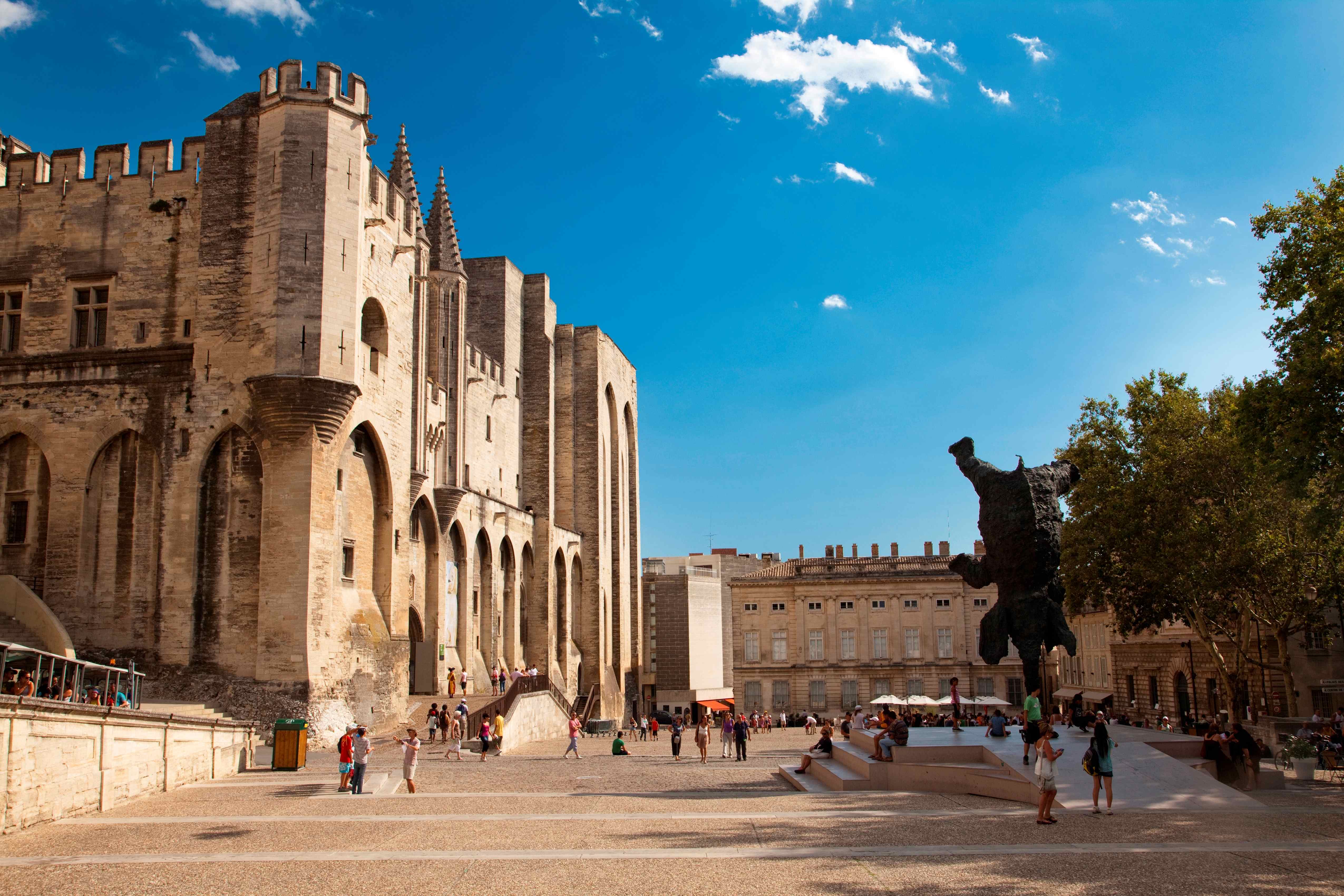 https://mdw-travel-data-us-east-1.s3.amazonaws.com/img/country/France/Palais-des-Papes/img_00.jpg