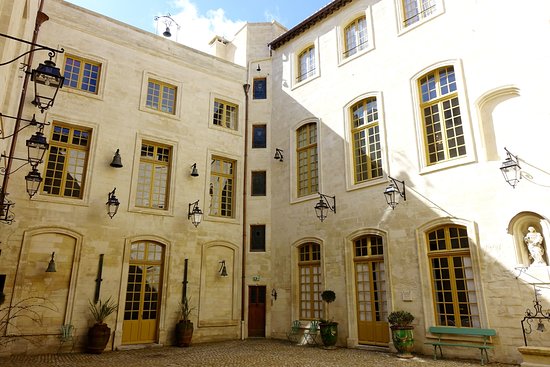 https://mdw-travel-data-us-east-1.s3.amazonaws.com/img/country/France/Palais-du-Roure/img_01.jpg