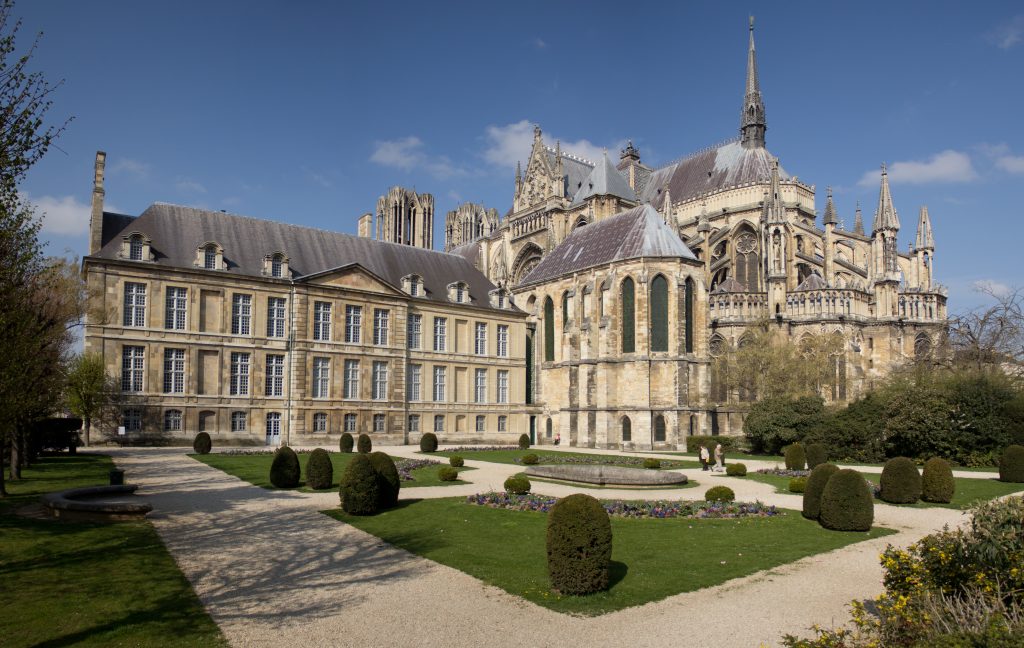 https://mdw-travel-data-us-east-1.s3.amazonaws.com/img/country/France/Palais-du-Tau/img_00.jpg