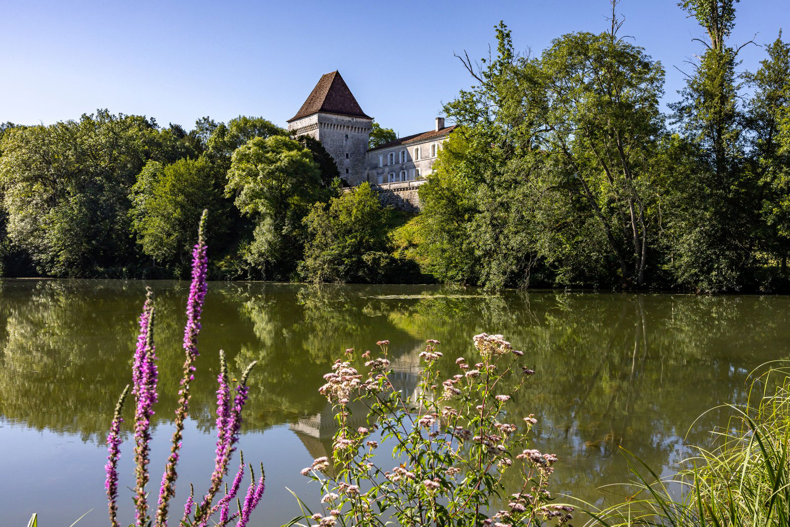 https://mdw-travel-data-us-east-1.s3.amazonaws.com/img/country/France/Parc-Naturel-Regional-Perigord-Limousin/img_03.jpg