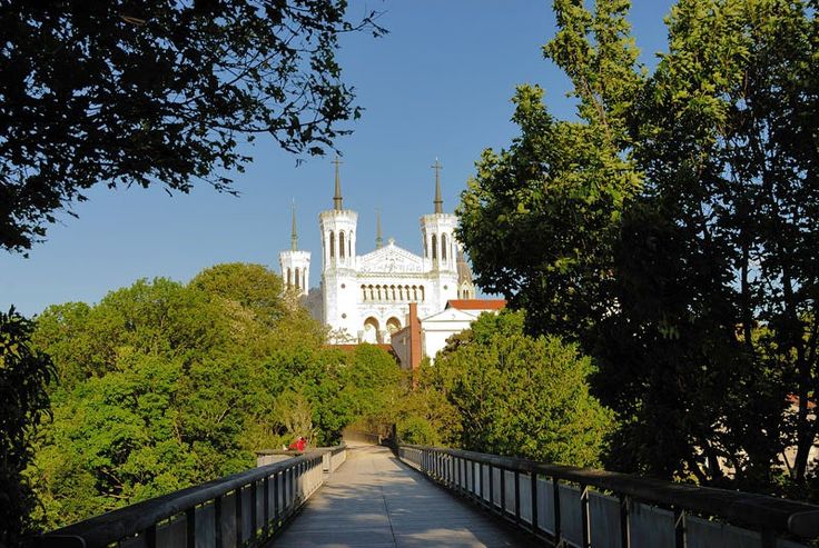 https://mdw-travel-data-us-east-1.s3.amazonaws.com/img/country/France/Parc-des-Hauteurs/img_02.jpg