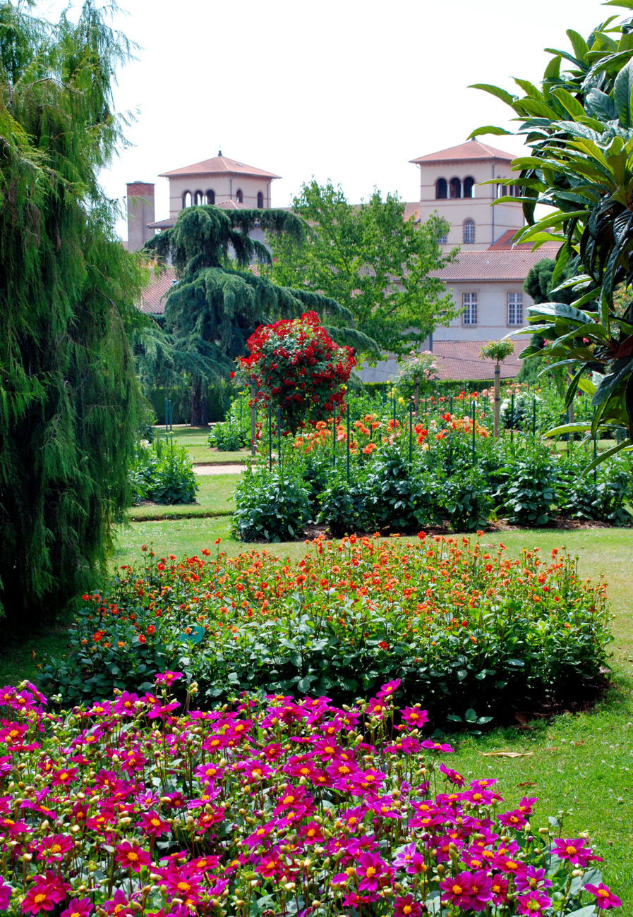 https://mdw-travel-data-us-east-1.s3.amazonaws.com/img/country/France/Parc-du-Thabor-Gardens/img_01.jpg