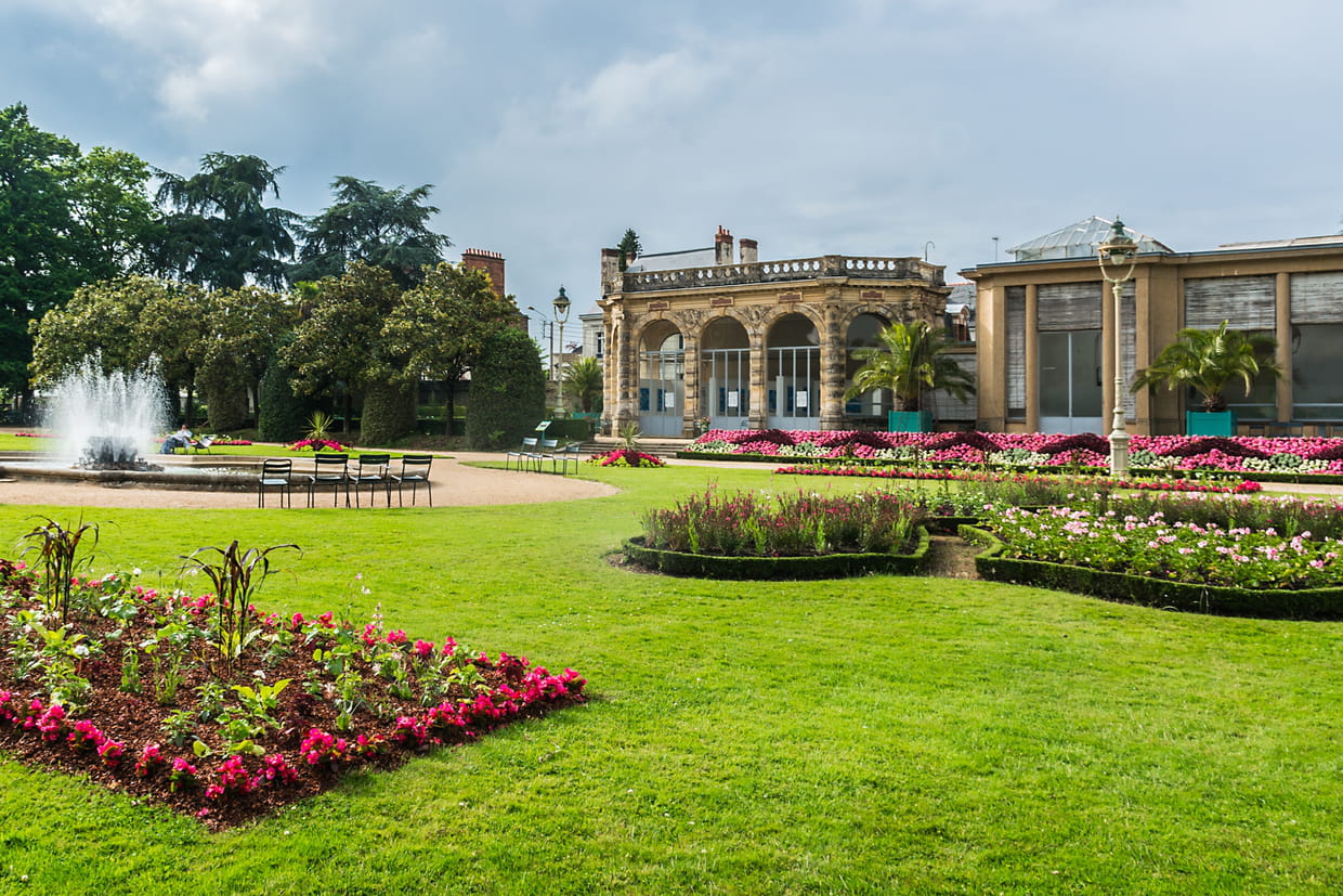 https://mdw-travel-data-us-east-1.s3.amazonaws.com/img/country/France/Parc-du-Thabor/img_00.jpg