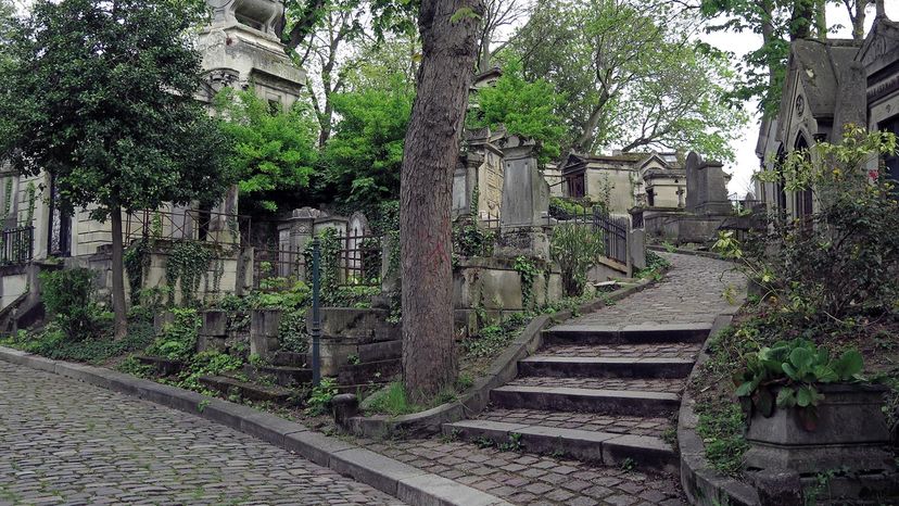 https://mdw-travel-data-us-east-1.s3.amazonaws.com/img/country/France/Pere-Lachaise-Cemetery/img_04.jpg