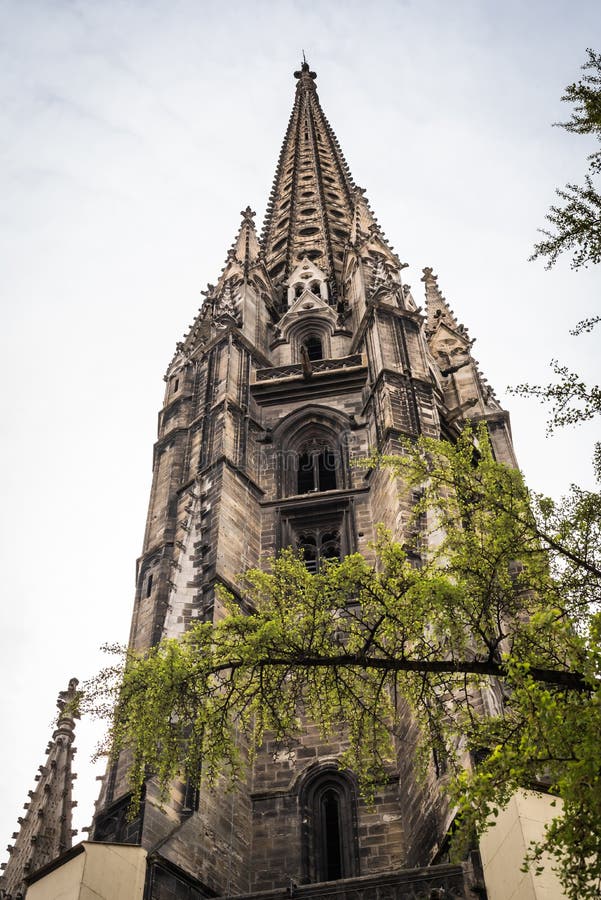 https://mdw-travel-data-us-east-1.s3.amazonaws.com/img/country/France/Pey-Berland-Tower/img_03.jpg