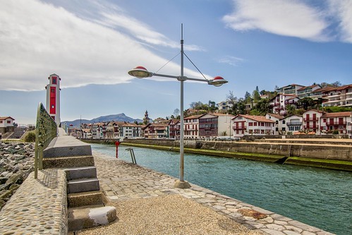 https://mdw-travel-data-us-east-1.s3.amazonaws.com/img/country/France/Phare-de-Saint-Jean-de-Luz/img_01.jpg