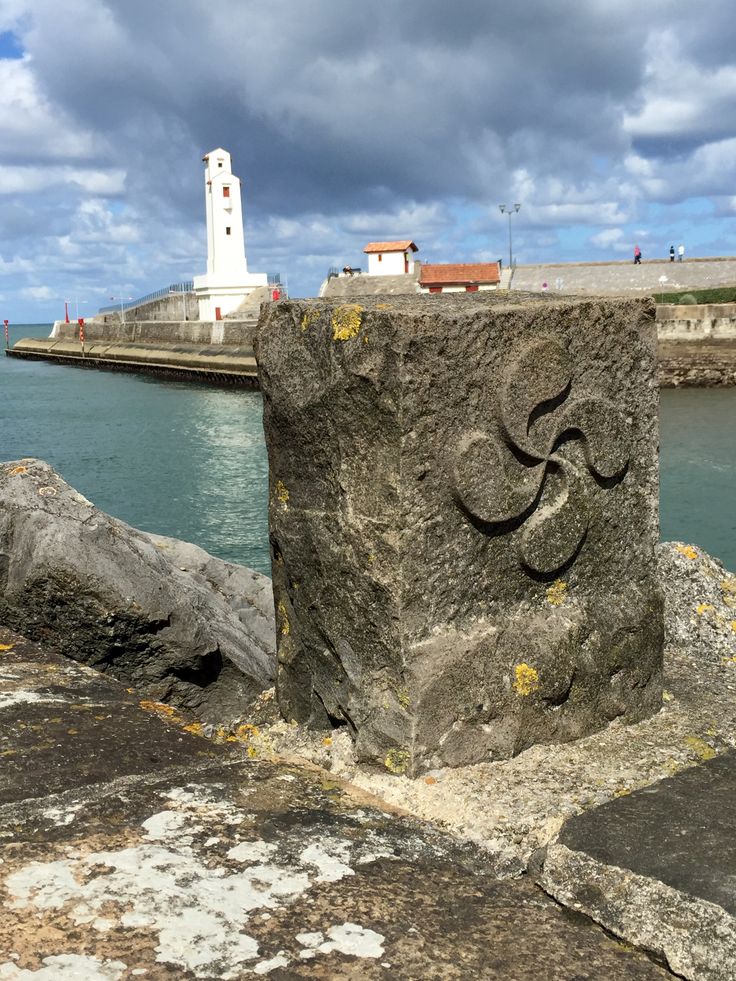 https://mdw-travel-data-us-east-1.s3.amazonaws.com/img/country/France/Phare-de-Saint-Jean-de-Luz/img_02.jpg