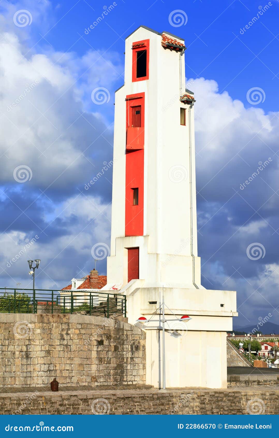 https://mdw-travel-data-us-east-1.s3.amazonaws.com/img/country/France/Phare-de-Saint-Jean-de-Luz/img_03.jpg