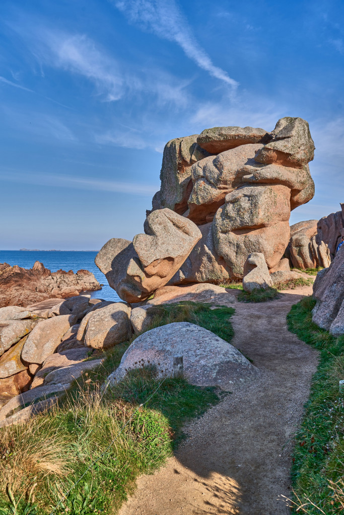 https://mdw-travel-data-us-east-1.s3.amazonaws.com/img/country/France/Pink-Granite-Coast/img_01.jpg