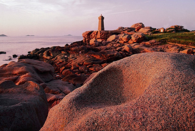 https://mdw-travel-data-us-east-1.s3.amazonaws.com/img/country/France/Pink-Granite-Coast/img_02.jpg