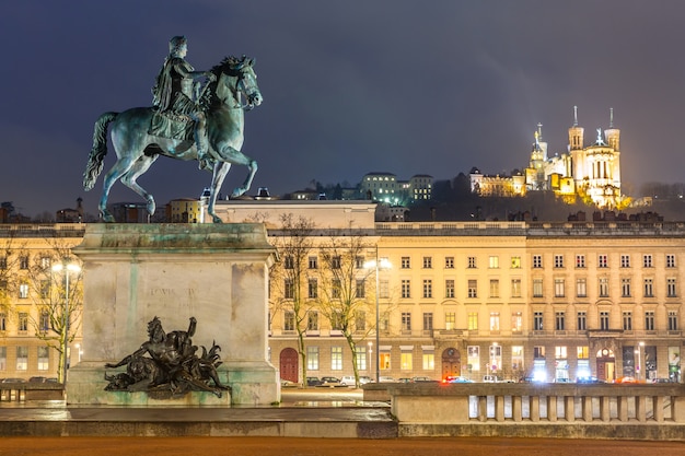 https://mdw-travel-data-us-east-1.s3.amazonaws.com/img/country/France/Place-Bellecour/img_00.jpg