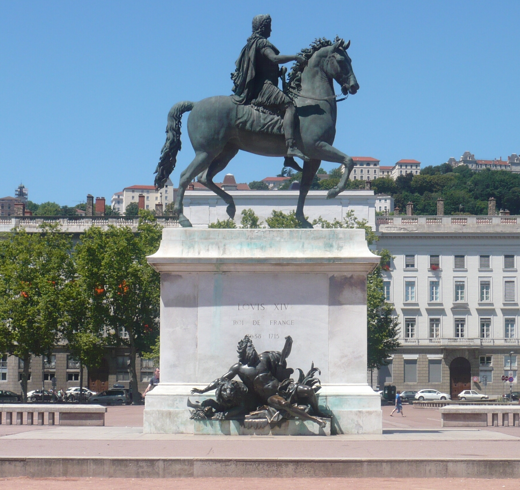 https://mdw-travel-data-us-east-1.s3.amazonaws.com/img/country/France/Place-Bellecour/img_02.jpg