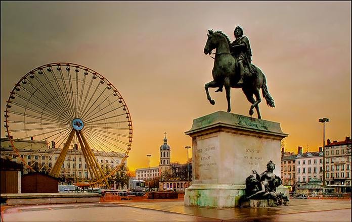 https://mdw-travel-data-us-east-1.s3.amazonaws.com/img/country/France/Place-Bellecour/img_03.jpg