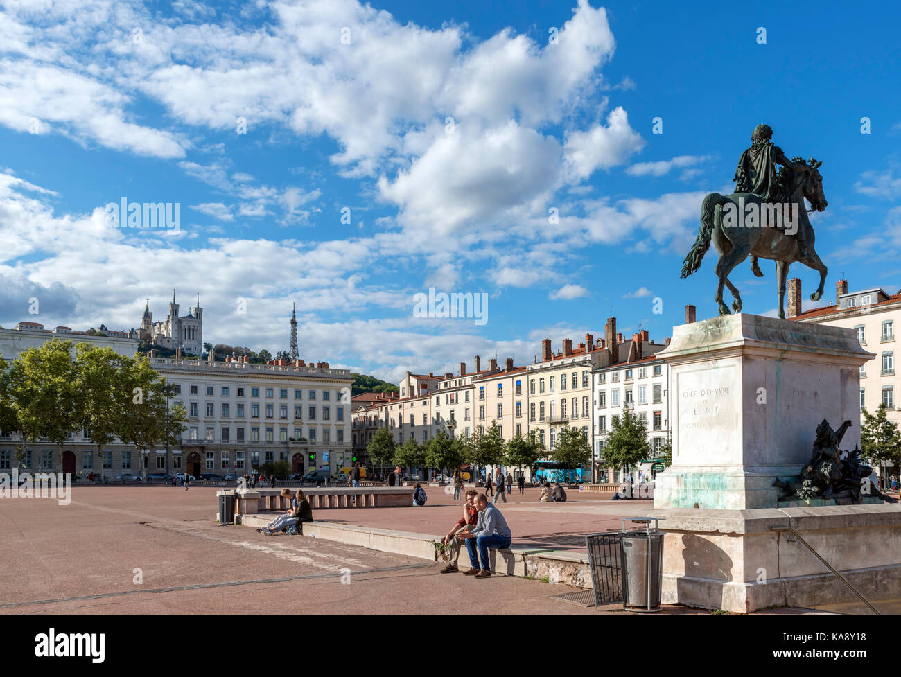 https://mdw-travel-data-us-east-1.s3.amazonaws.com/img/country/France/Place-Bellecour/img_05.jpg