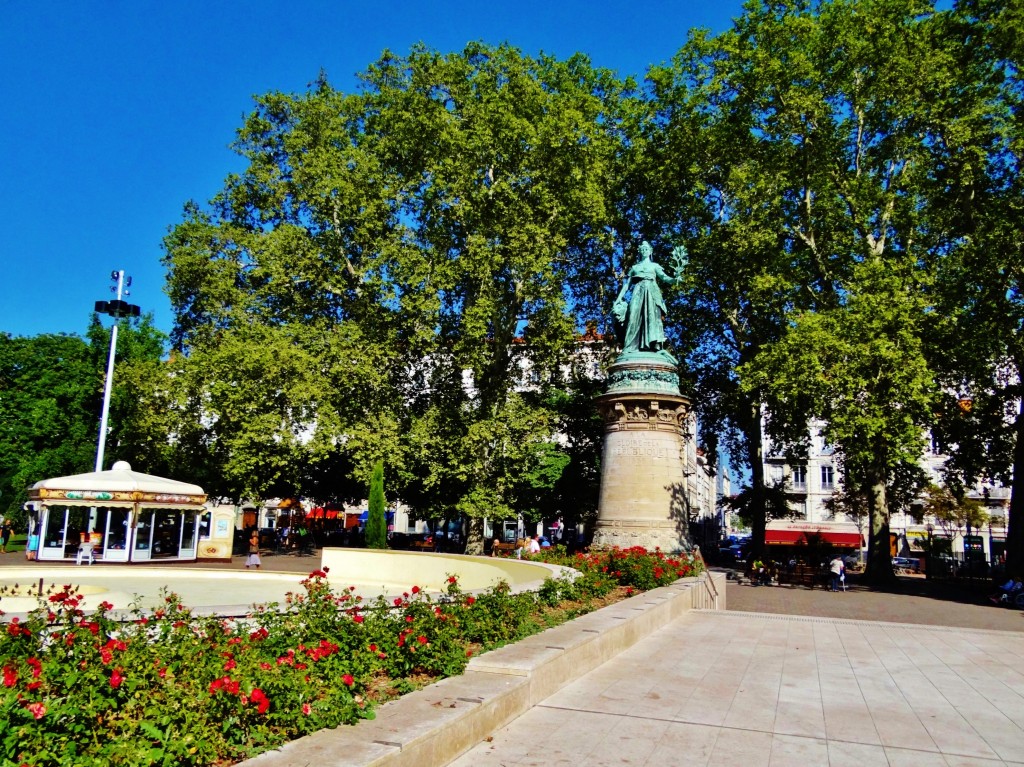 https://mdw-travel-data-us-east-1.s3.amazonaws.com/img/country/France/Place-Carnot/img_00.jpg