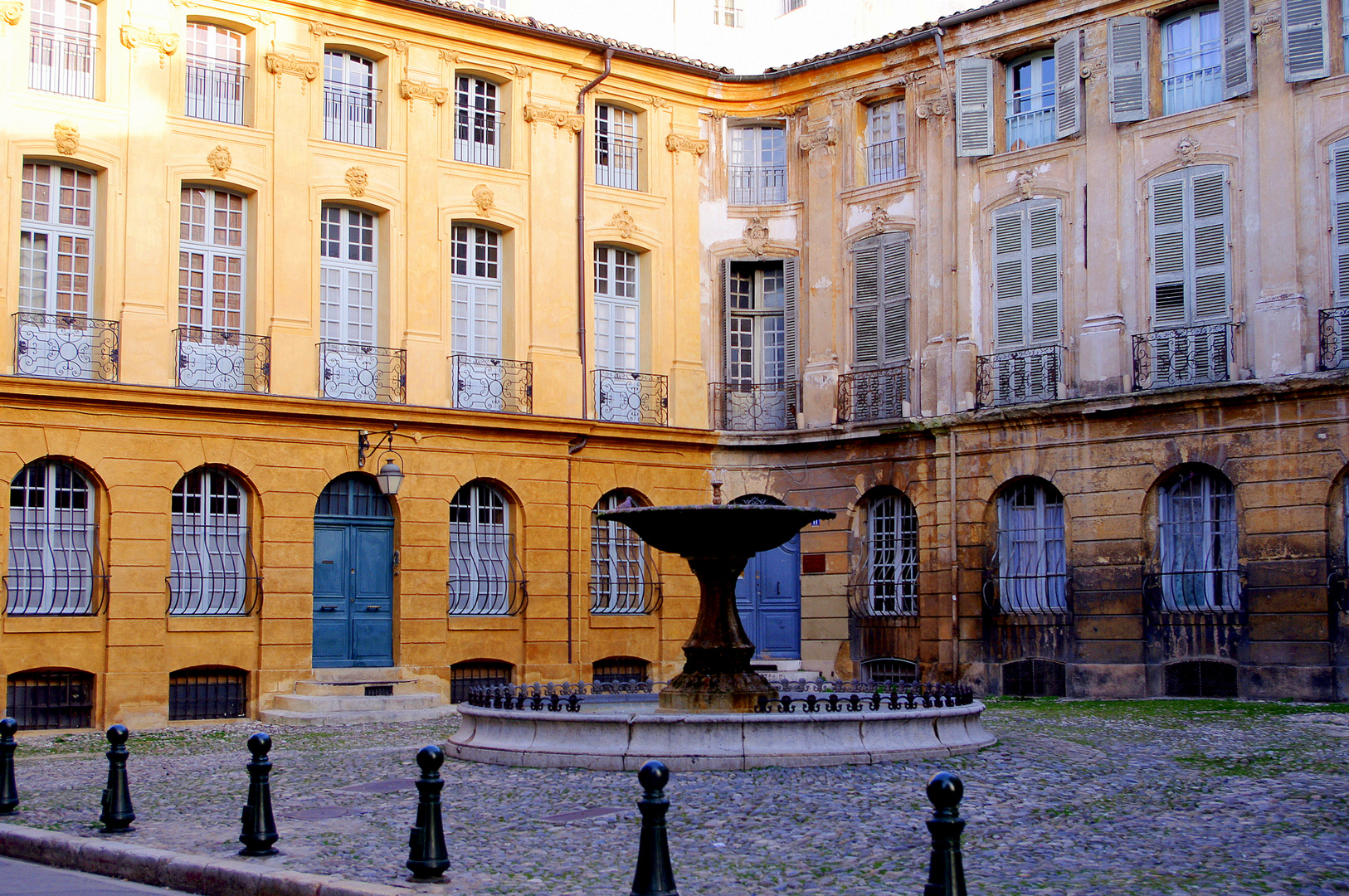https://mdw-travel-data-us-east-1.s3.amazonaws.com/img/country/France/Place-dAlbertas/img_01.jpg