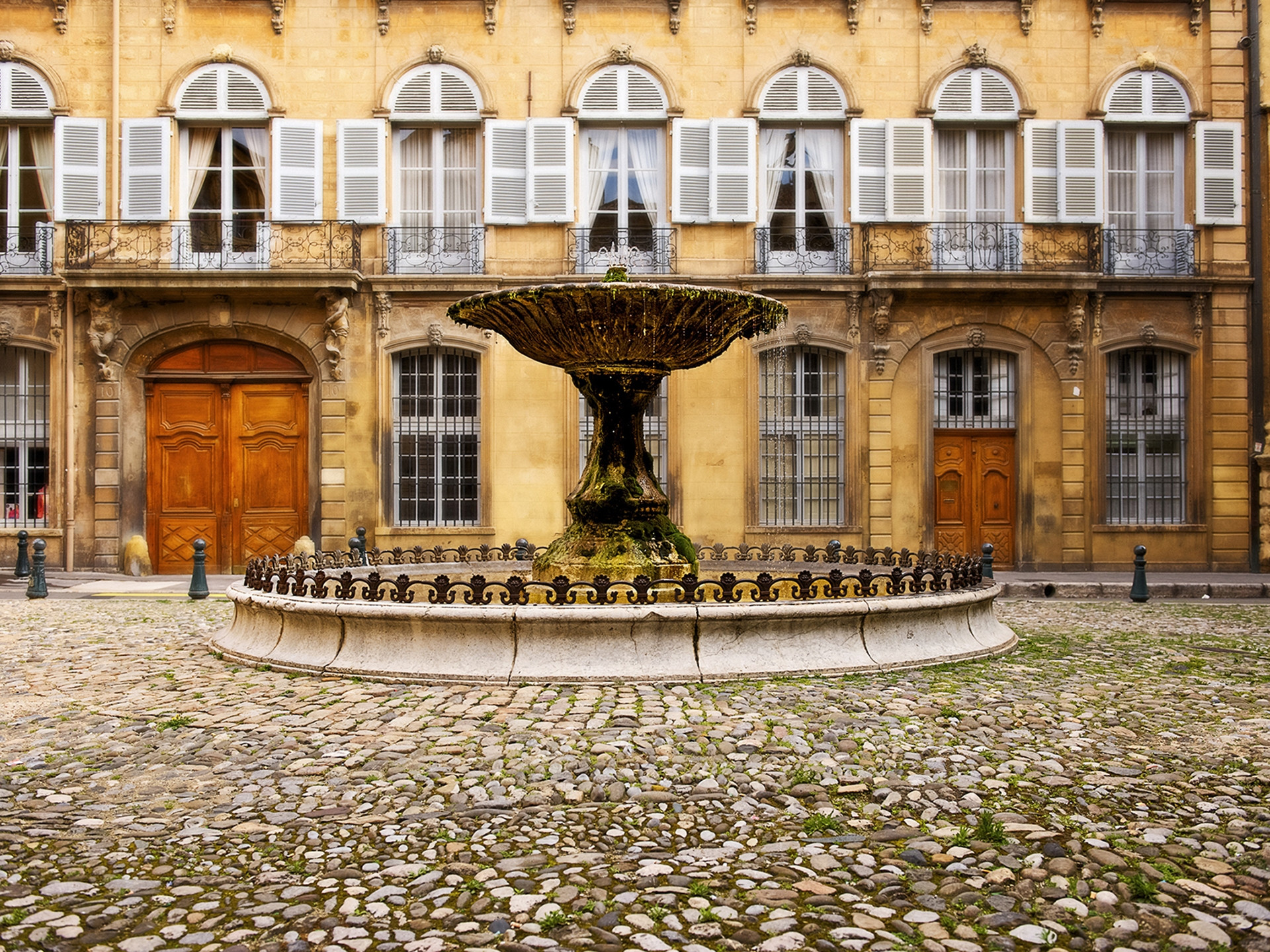 https://mdw-travel-data-us-east-1.s3.amazonaws.com/img/country/France/Place-dAlbertas/img_03.jpg