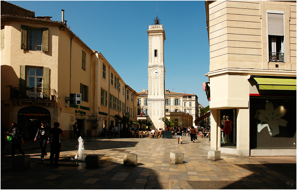 https://mdw-travel-data-us-east-1.s3.amazonaws.com/img/country/France/Place-de-lHorloge/img_01.jpg