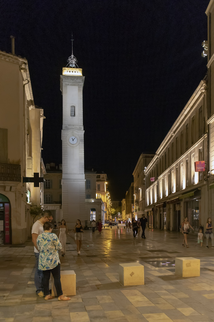 https://mdw-travel-data-us-east-1.s3.amazonaws.com/img/country/France/Place-de-lHorloge/img_04.jpg
