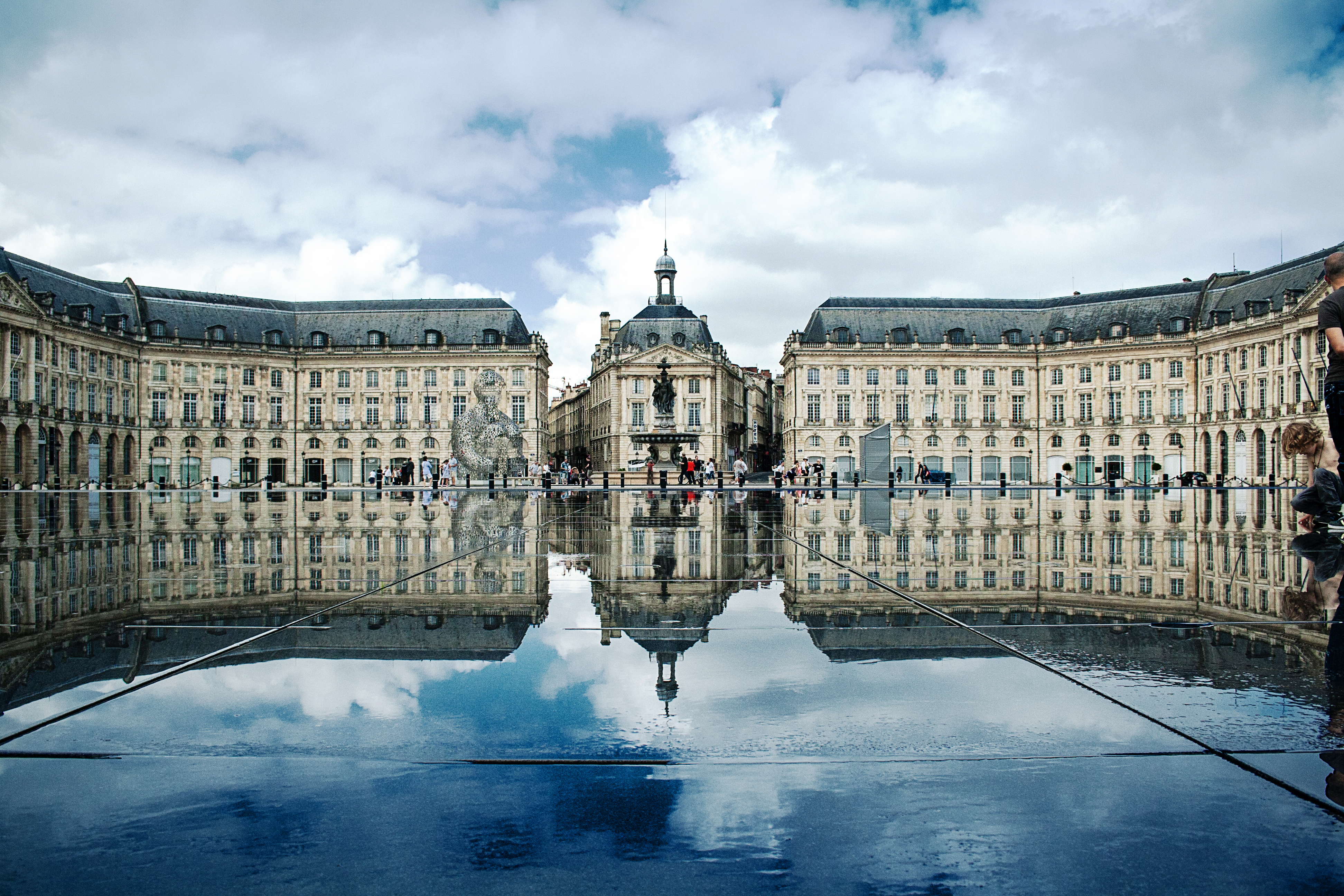 https://mdw-travel-data-us-east-1.s3.amazonaws.com/img/country/France/Place-de-la-Bourse/img_00.jpg