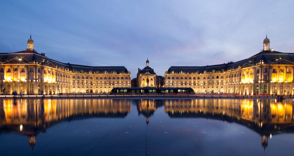 https://mdw-travel-data-us-east-1.s3.amazonaws.com/img/country/France/Place-de-la-Bourse/img_01.jpg