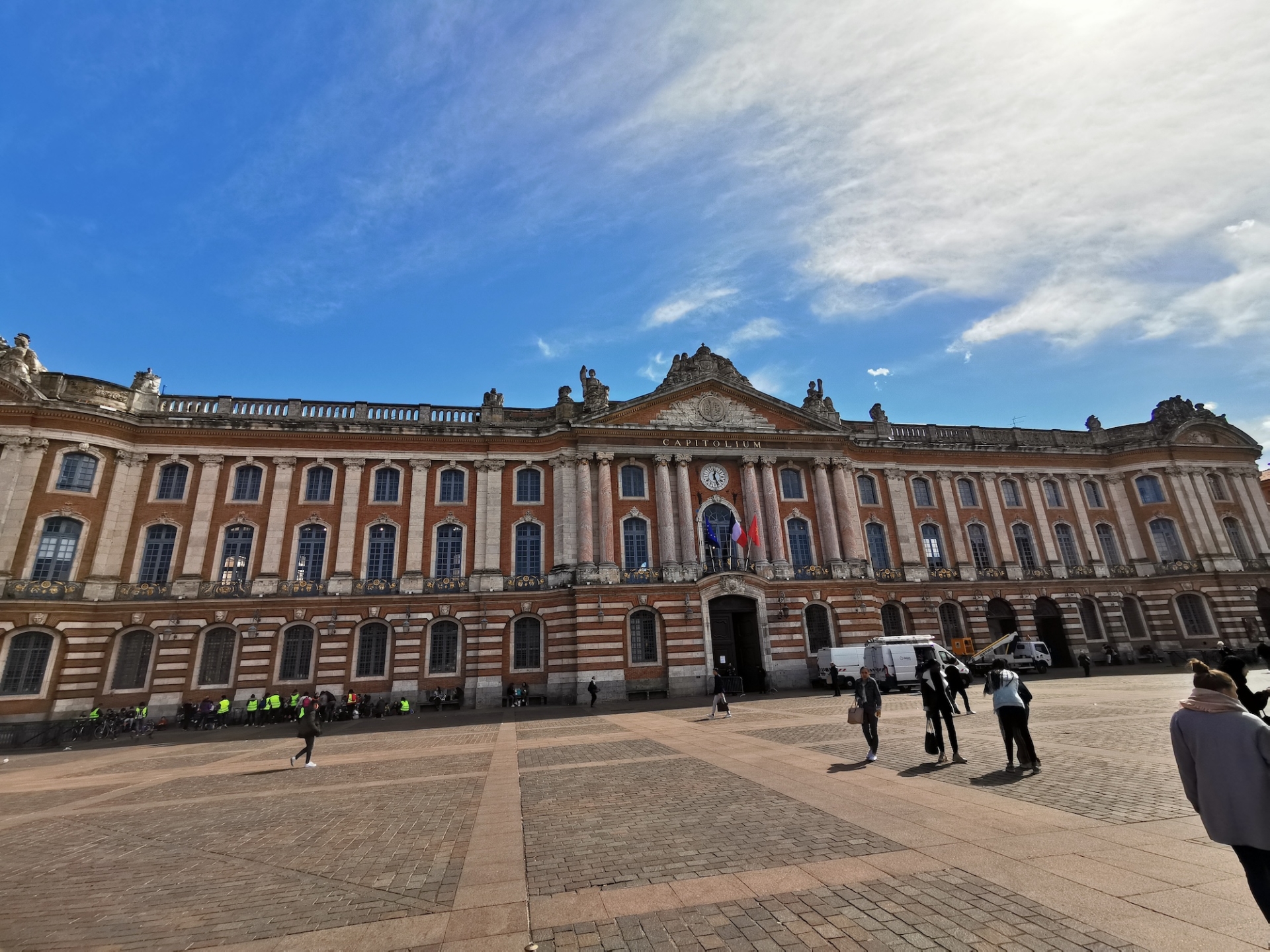https://mdw-travel-data-us-east-1.s3.amazonaws.com/img/country/France/Place-du-Capitole/img_00.jpg