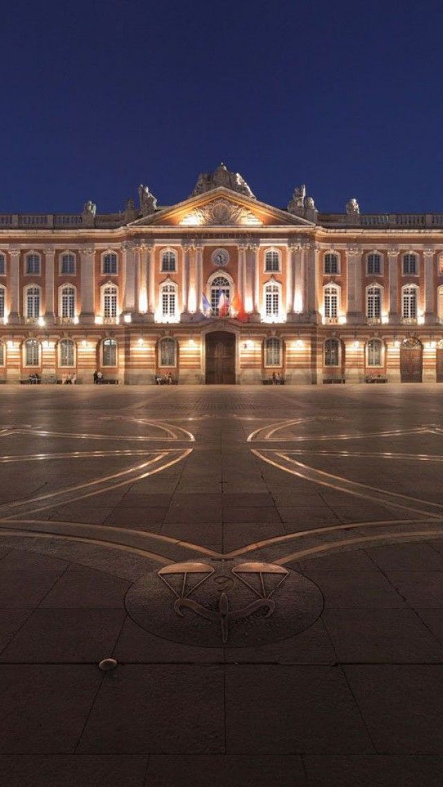 https://mdw-travel-data-us-east-1.s3.amazonaws.com/img/country/France/Place-du-Capitole/img_02.jpg