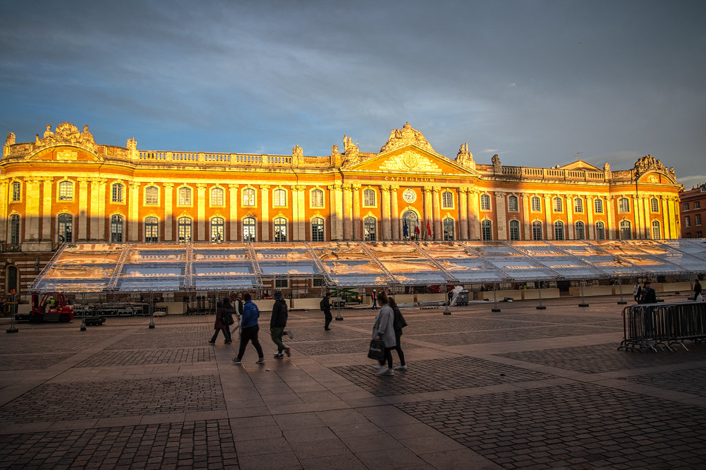 https://mdw-travel-data-us-east-1.s3.amazonaws.com/img/country/France/Place-du-Capitole/img_04.jpg