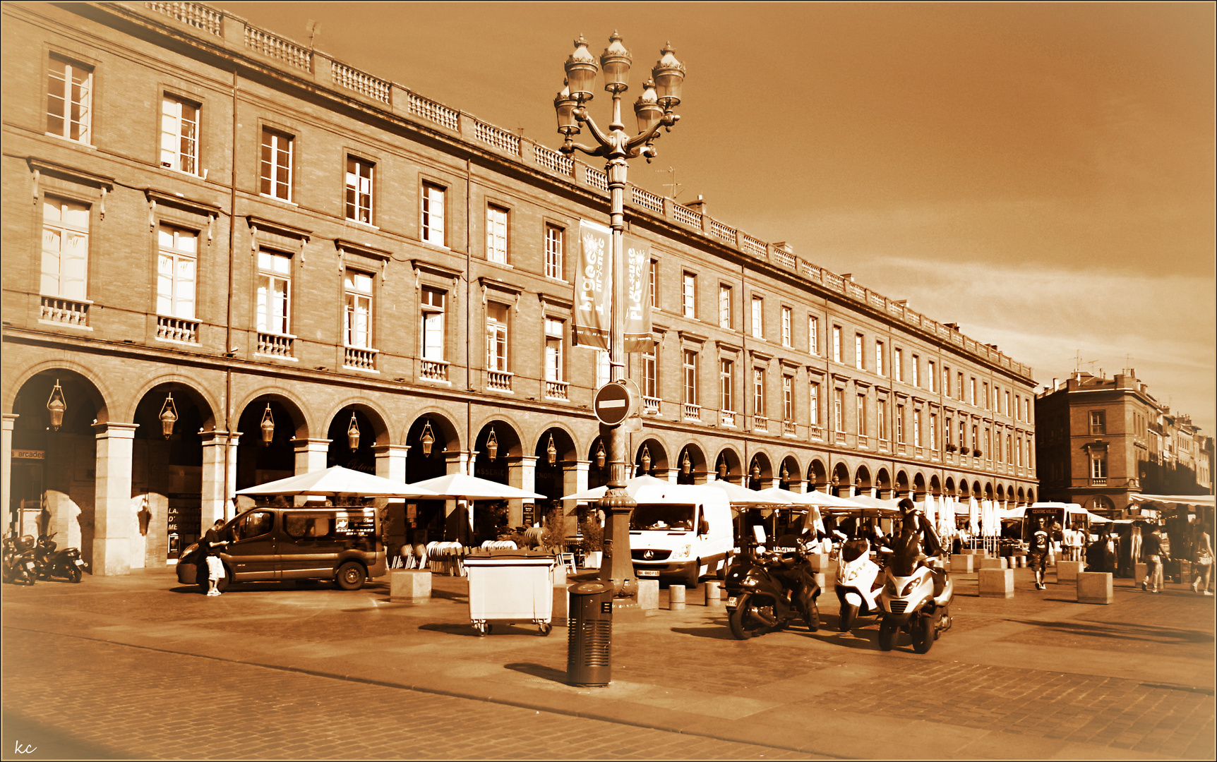 https://mdw-travel-data-us-east-1.s3.amazonaws.com/img/country/France/Place-du-Capitole/img_05.jpg