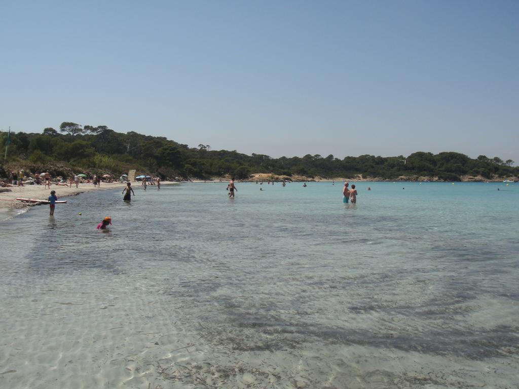 https://mdw-travel-data-us-east-1.s3.amazonaws.com/img/country/France/Plage-dArgent/img_02.jpg