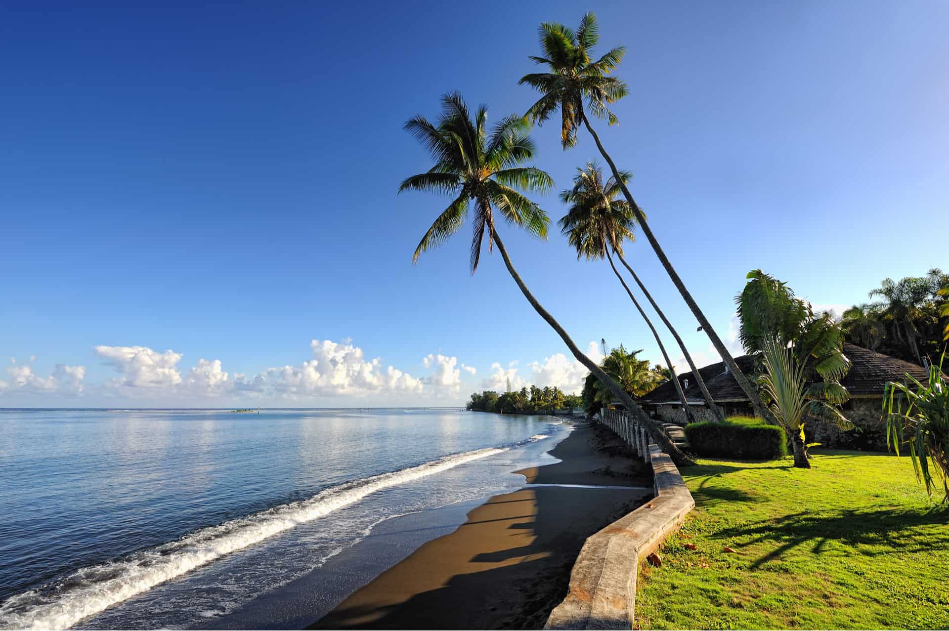 https://mdw-travel-data-us-east-1.s3.amazonaws.com/img/country/France/Plage-de-Tahiti/img_04.jpg