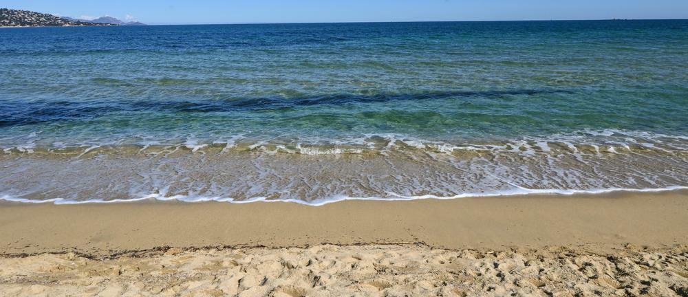https://mdw-travel-data-us-east-1.s3.amazonaws.com/img/country/France/Plage-de-la-Nartelle/img_01.jpg
