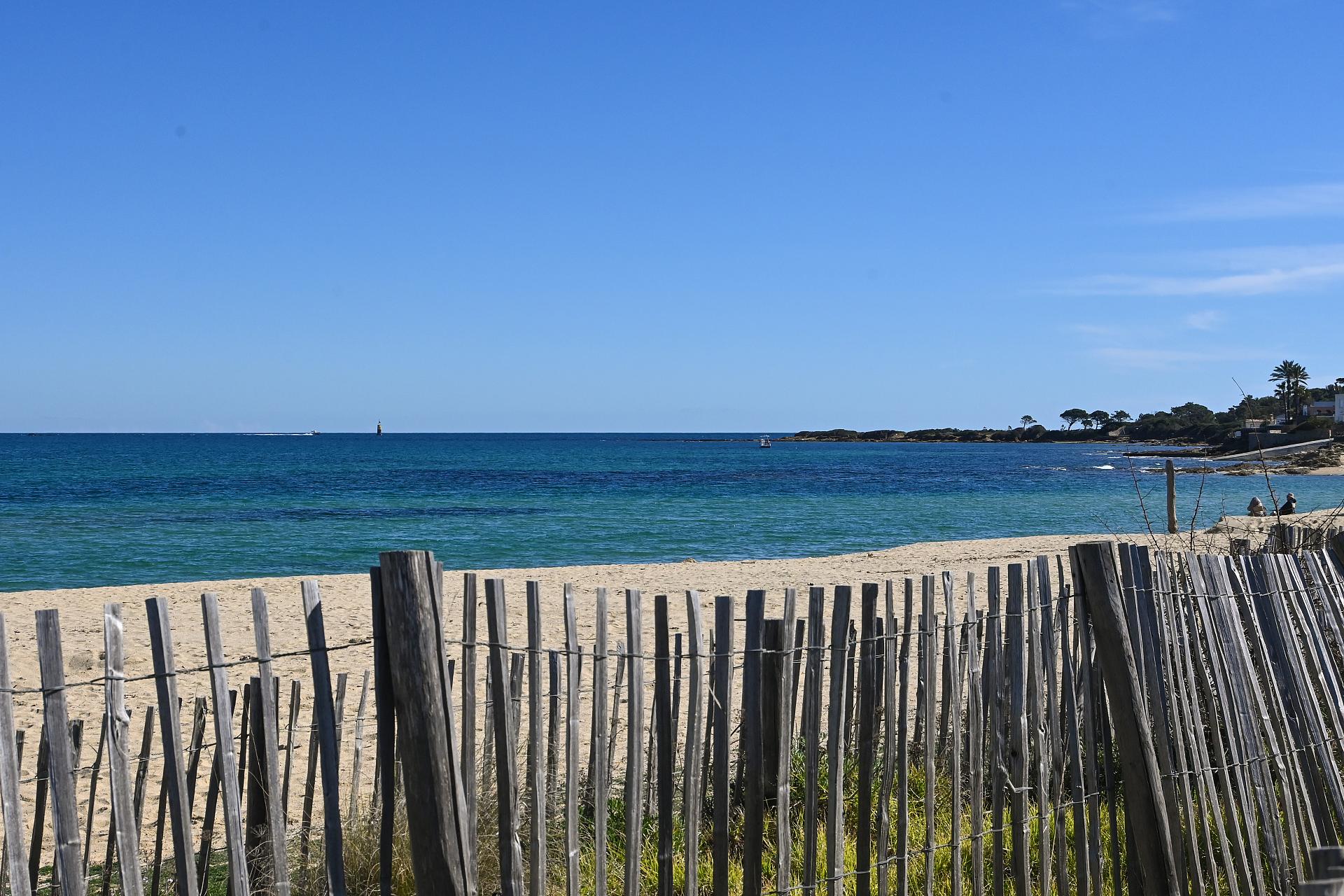 https://mdw-travel-data-us-east-1.s3.amazonaws.com/img/country/France/Plage-de-la-Nartelle/img_03.jpg