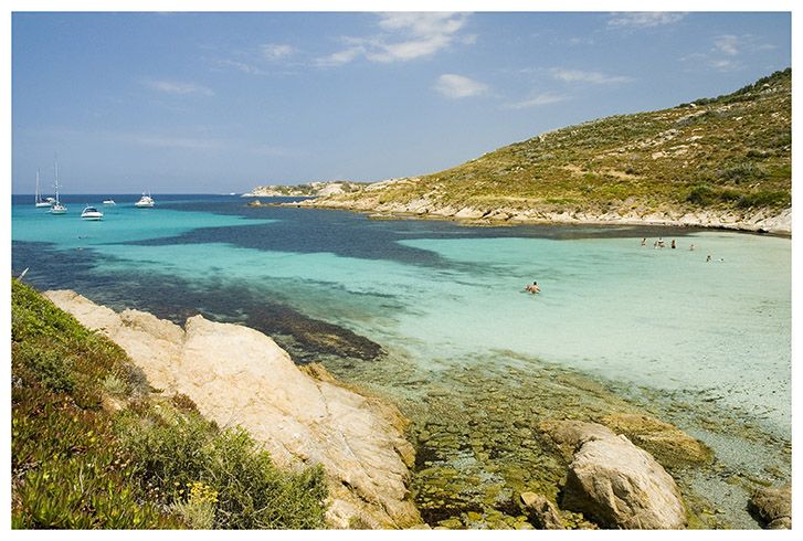 https://mdw-travel-data-us-east-1.s3.amazonaws.com/img/country/France/Plage-de-la-Revellata/img_00.jpg