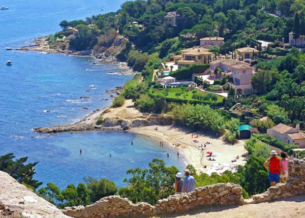 https://mdw-travel-data-us-east-1.s3.amazonaws.com/img/country/France/Plage-des-Graniers/img_01.jpg