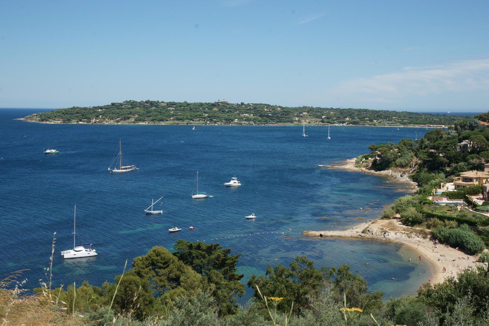 https://mdw-travel-data-us-east-1.s3.amazonaws.com/img/country/France/Plage-des-Graniers/img_02.jpg