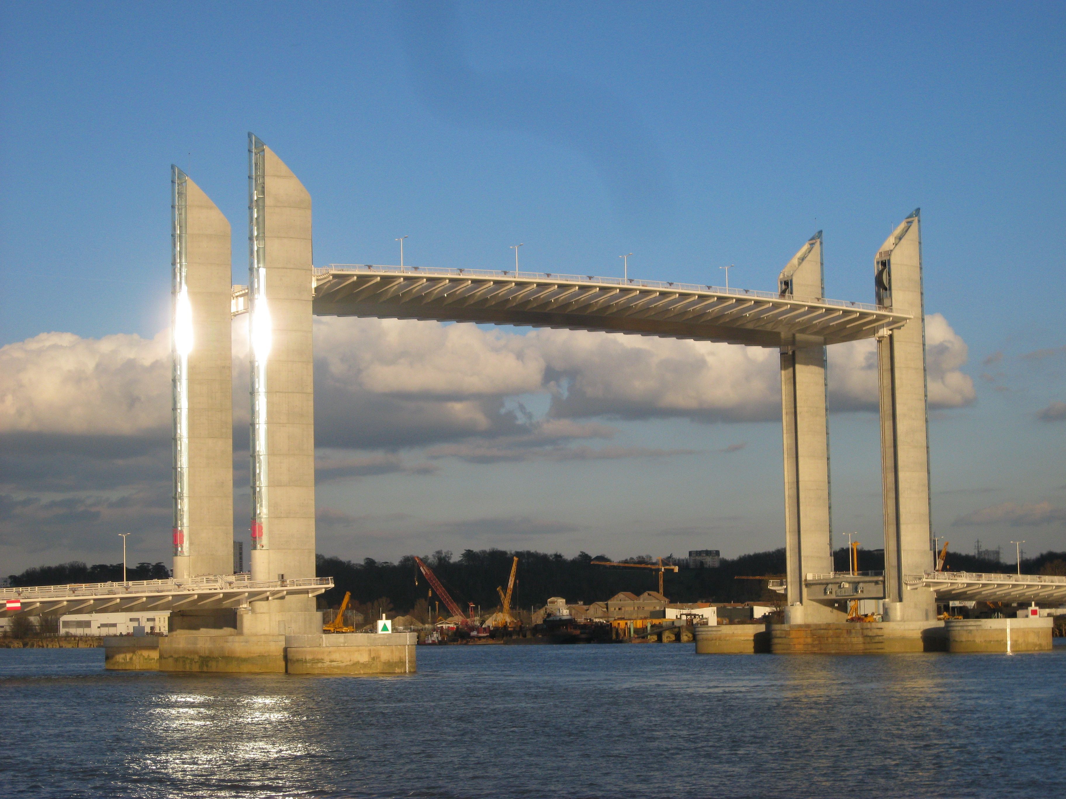 https://mdw-travel-data-us-east-1.s3.amazonaws.com/img/country/France/Pont-Jacques-Chaban-Delmas/img_00.jpg