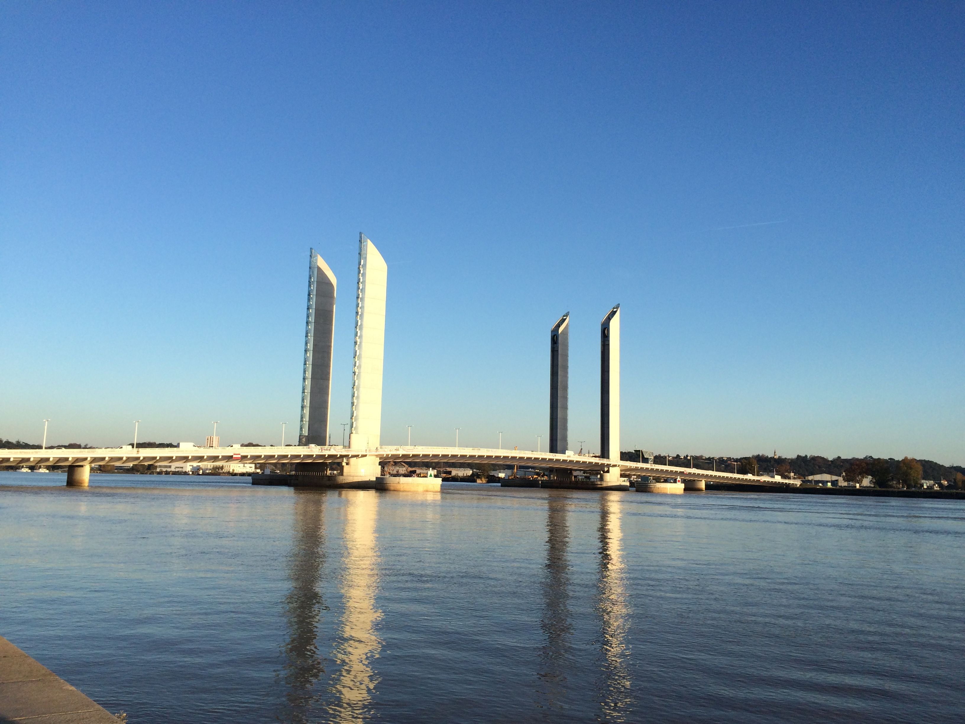 https://mdw-travel-data-us-east-1.s3.amazonaws.com/img/country/France/Pont-Jacques-Chaban-Delmas/img_01.jpg