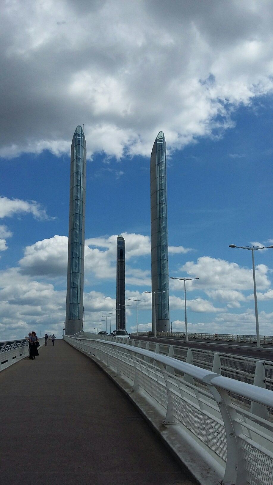https://mdw-travel-data-us-east-1.s3.amazonaws.com/img/country/France/Pont-Jacques-Chaban-Delmas/img_02.jpg