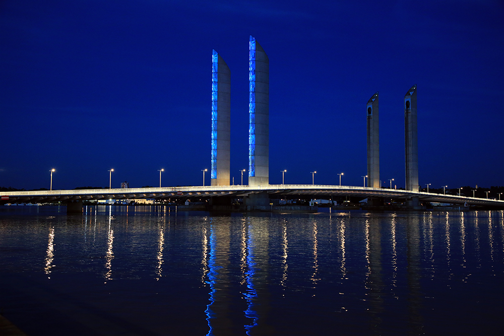https://mdw-travel-data-us-east-1.s3.amazonaws.com/img/country/France/Pont-Jacques-Chaban-Delmas/img_03.jpg