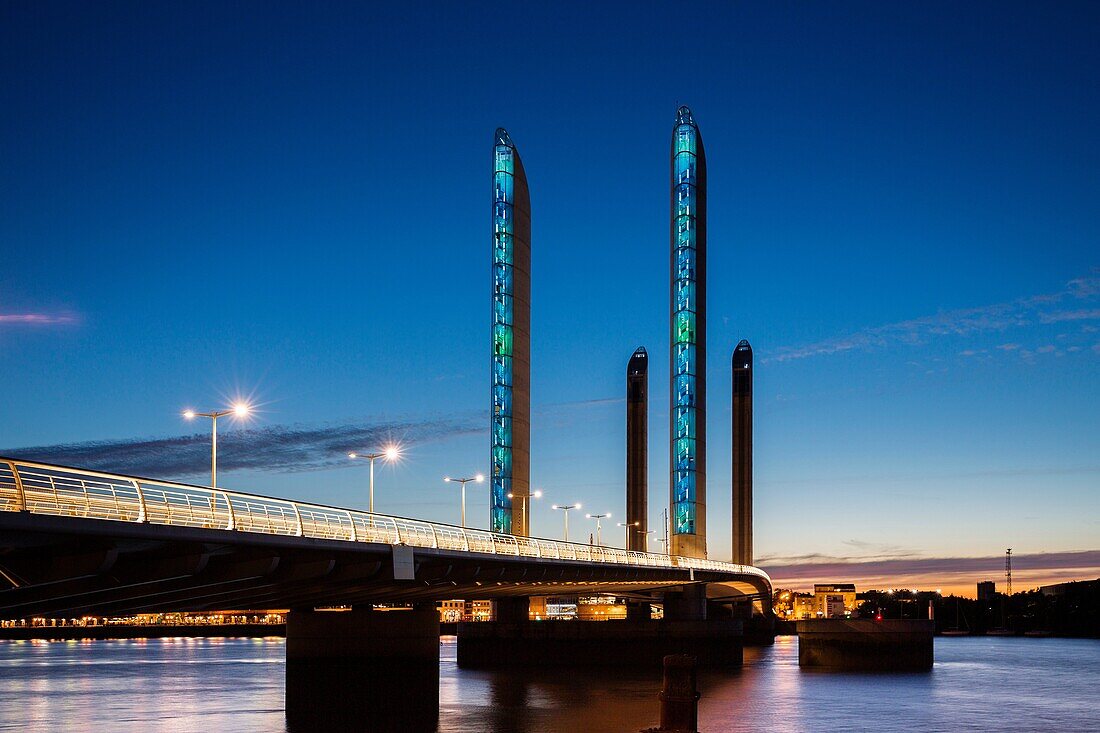 https://mdw-travel-data-us-east-1.s3.amazonaws.com/img/country/France/Pont-Jacques-Chaban-Delmas/img_04.jpg