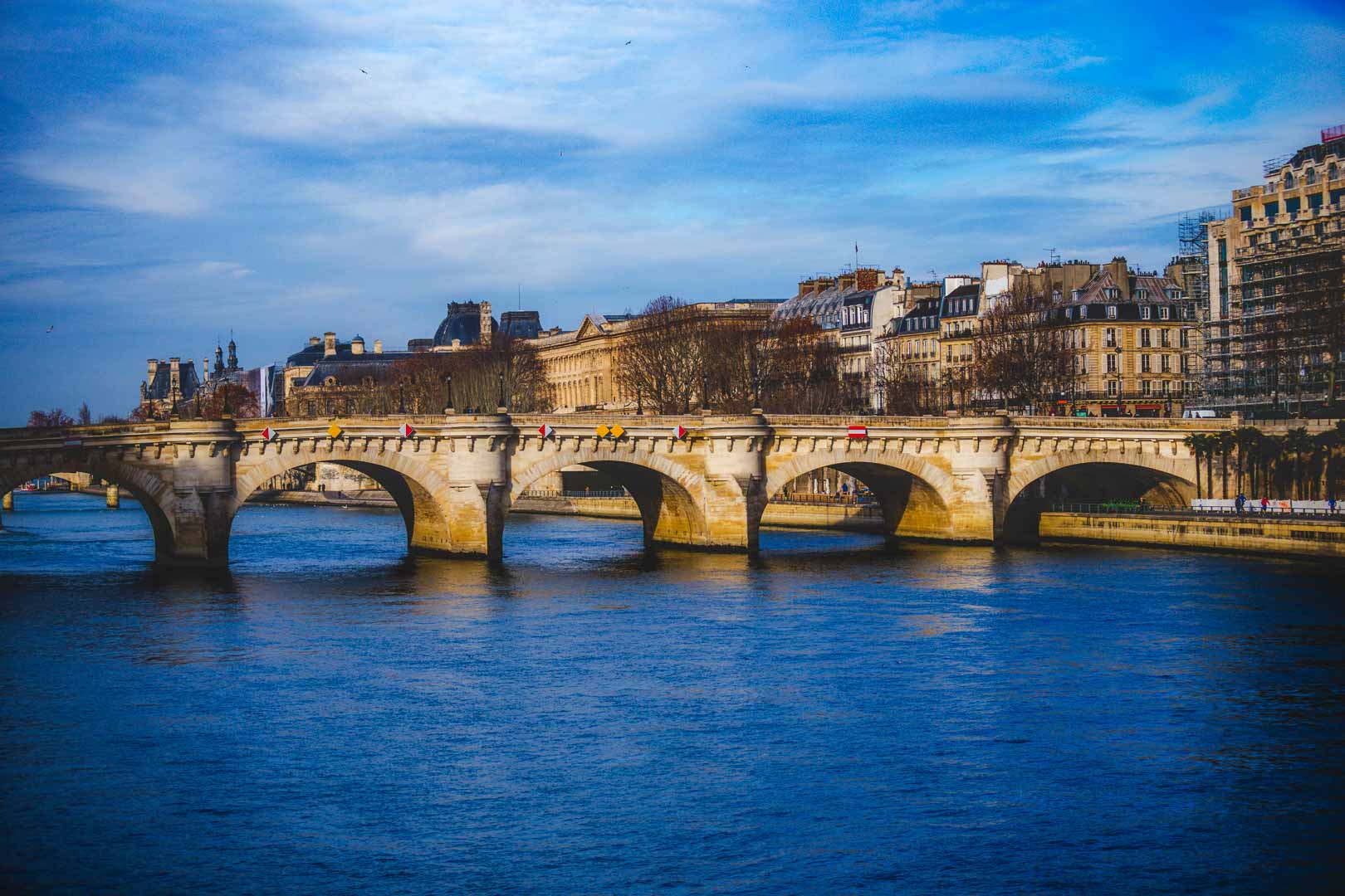 https://mdw-travel-data-us-east-1.s3.amazonaws.com/img/country/France/Pont-Neuf/img_01.jpg