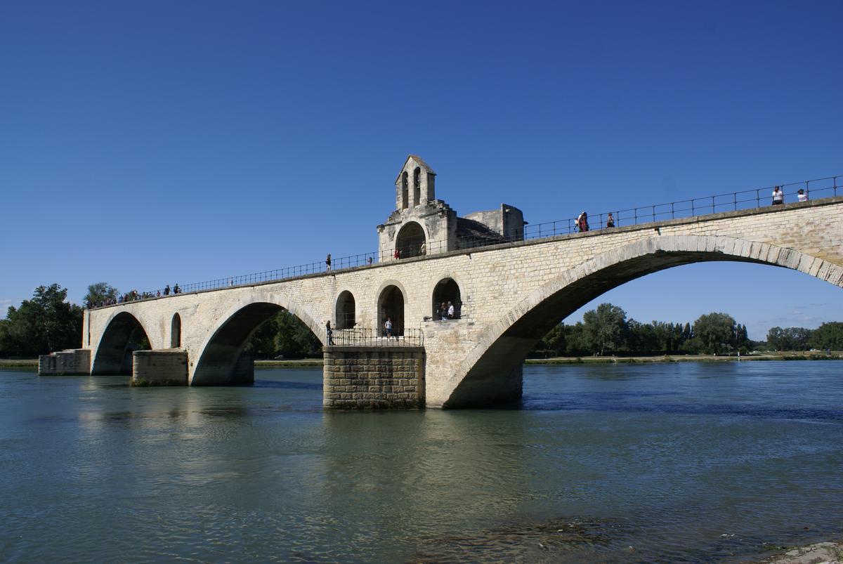 https://mdw-travel-data-us-east-1.s3.amazonaws.com/img/country/France/Pont-Saint-Benezet/img_03.jpg