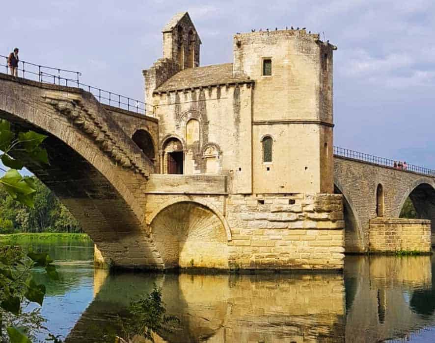 https://mdw-travel-data-us-east-1.s3.amazonaws.com/img/country/France/Pont-dAvignon/img_01.jpg