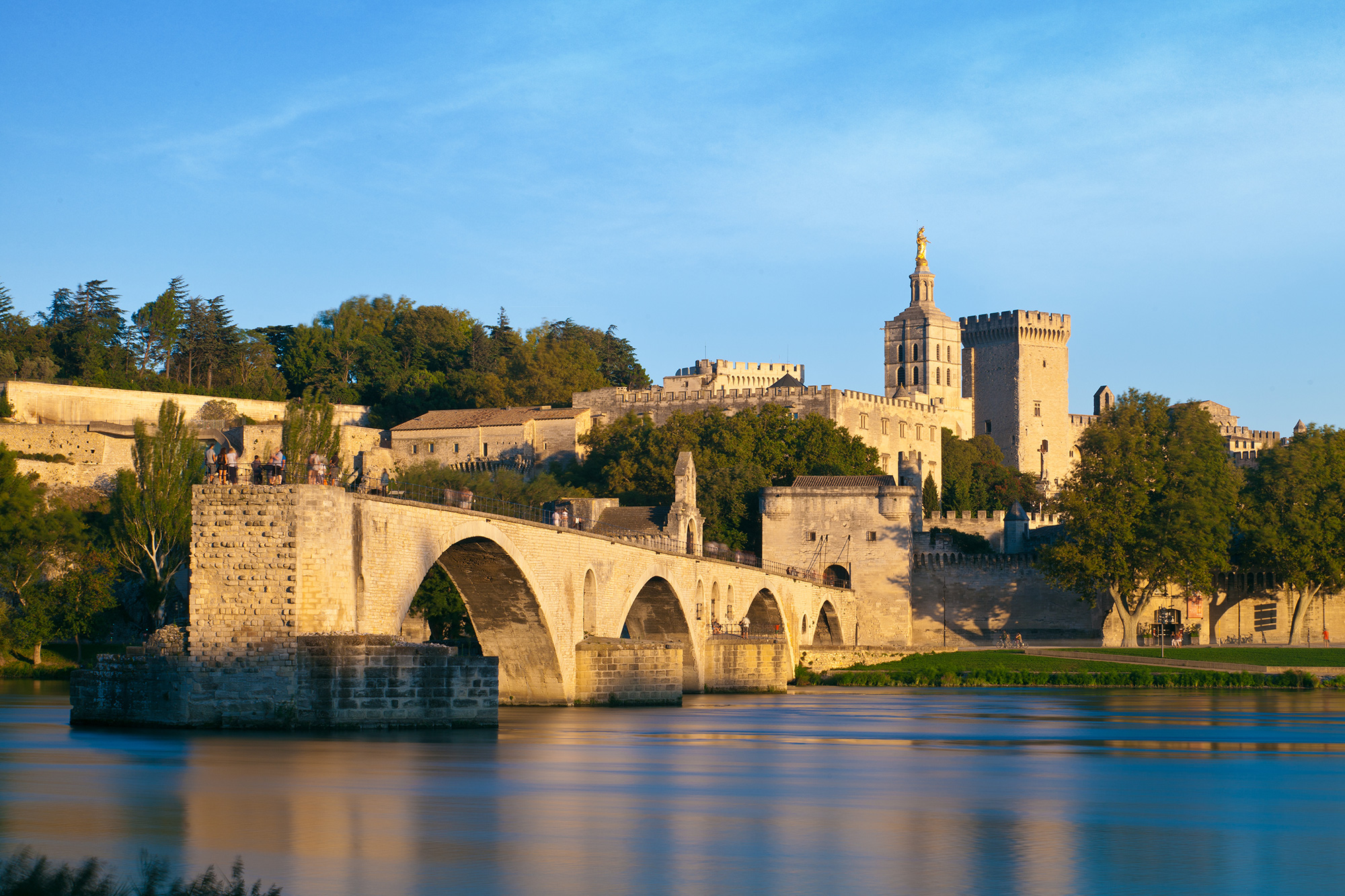https://mdw-travel-data-us-east-1.s3.amazonaws.com/img/country/France/Pont-dAvignon/img_02.jpg