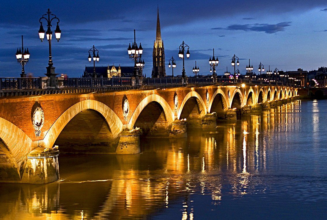 https://mdw-travel-data-us-east-1.s3.amazonaws.com/img/country/France/Pont-de-Pierre/img_00.jpg