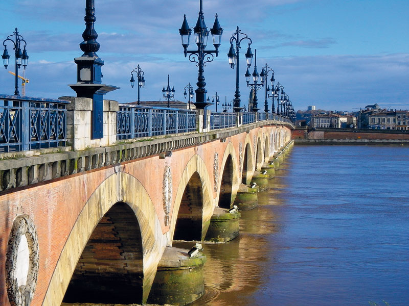 https://mdw-travel-data-us-east-1.s3.amazonaws.com/img/country/France/Pont-de-Pierre/img_03.jpg